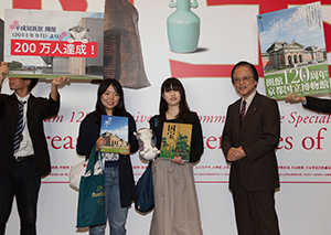 右から当館館長、西尾珠美さん、お友達の矢野愛果さん