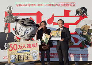 右から当館館長、伊藤竹敏さん、当館公式キャラクター・トラりん 