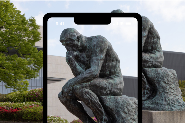 「考える人」にスマートフォンを向けている例