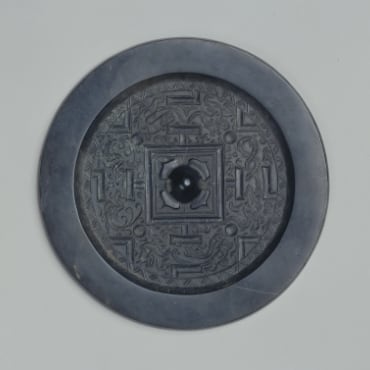 Mirror with Geometric Patterns and the Four Spirits