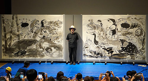 舞台上の谷口さんと作品