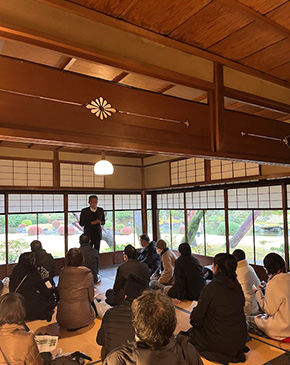 奥田様による清風荘の主屋でのご解説風景