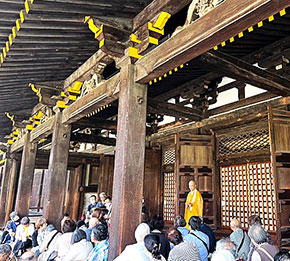 千手観音立像拝観前の解説風景