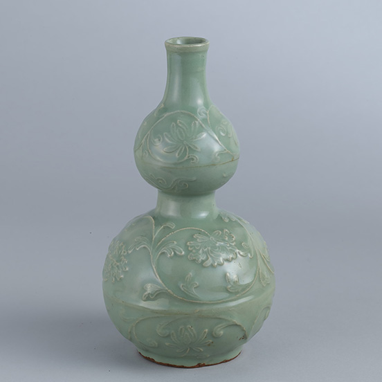 Gourd-shaped Bottle with Molded Peony and Arabesque Vine Decorations