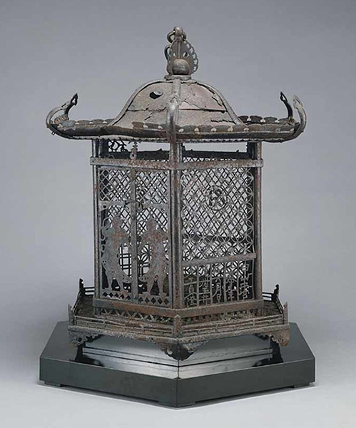 重文 鉄釣燈籠 当館