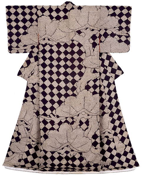 石畳に松文様小袖　当館