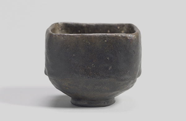 重要文化财　黑乐茶碗（黑釉）　名“剥栗”　长次郎造　文化厅藏　全展期展出