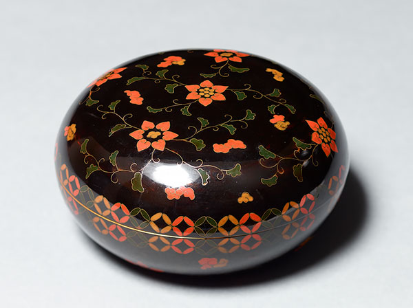 漆器老舗美濃屋保存資料　唐花唐草七宝塗菓子器　明治時代　19 世紀　京都国立博物館蔵（稲垣孫一郎氏寄贈）