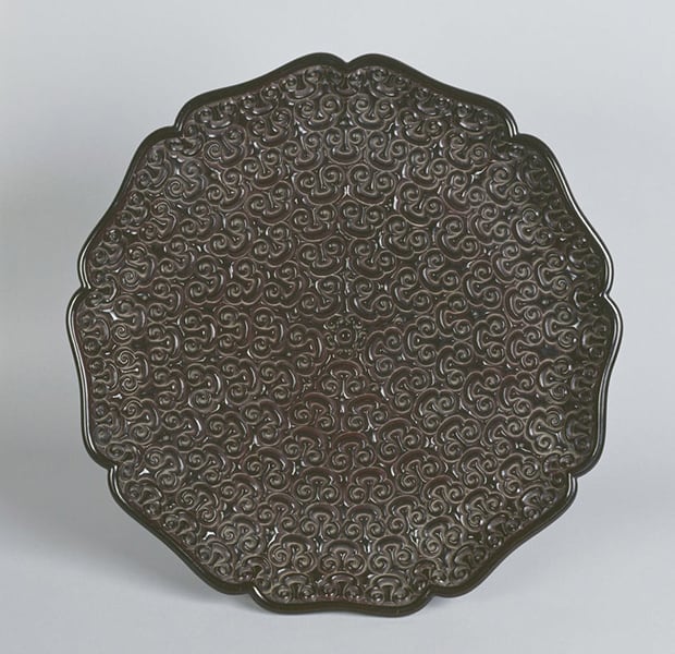 Carved Black Lacquer Tray with Volute Pattern
China, Yuan Dynasty (14th Century) (Kyoto National Museum)