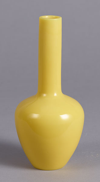図3　黄玻璃細頸瓶　乾隆年製銘　清時代　18世紀　松井宏次氏寄贈　京都国立博物館蔵