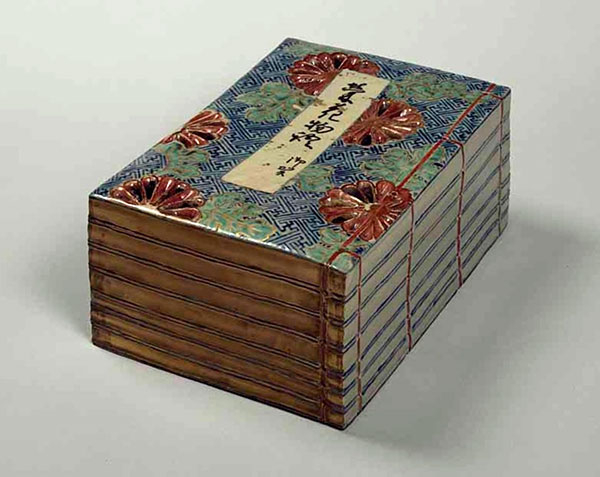 図1　色絵栄花物語冊子形硯箱　江戸時代　18～19世紀　京都国立博物館蔵