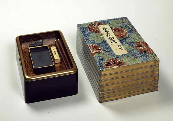 図2　色絵栄花物語冊子形硯箱（身・蓋）　江戸時代　18～19世紀　京都国立博物館蔵