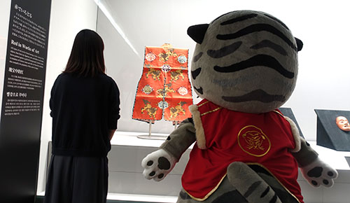 特集展示「赤ってじつはどんな色？」を見に行くリン♪