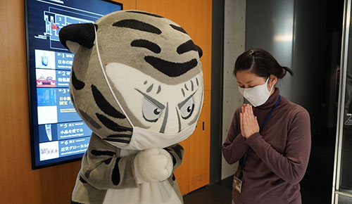 特集展示「雛まつりと人形」を見に行くリン♪