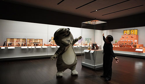 特集展示「雛まつりと人形」を見に行くリン♪