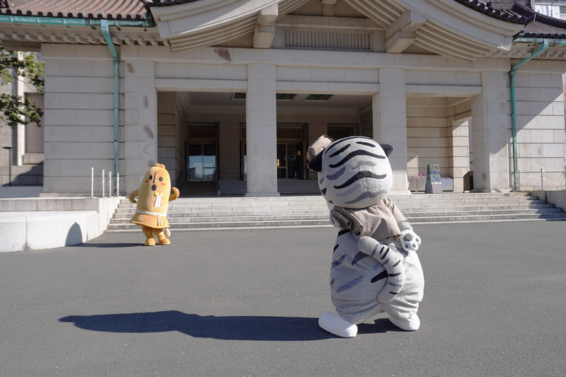 トラりん、トーハクくんを発見