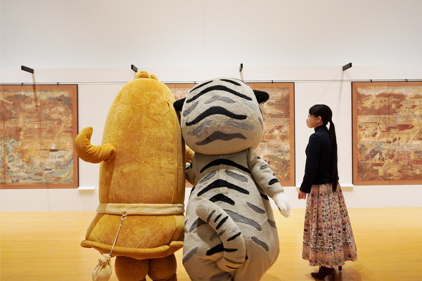 トラりん、トーハクくん、法隆寺宝物館に入る