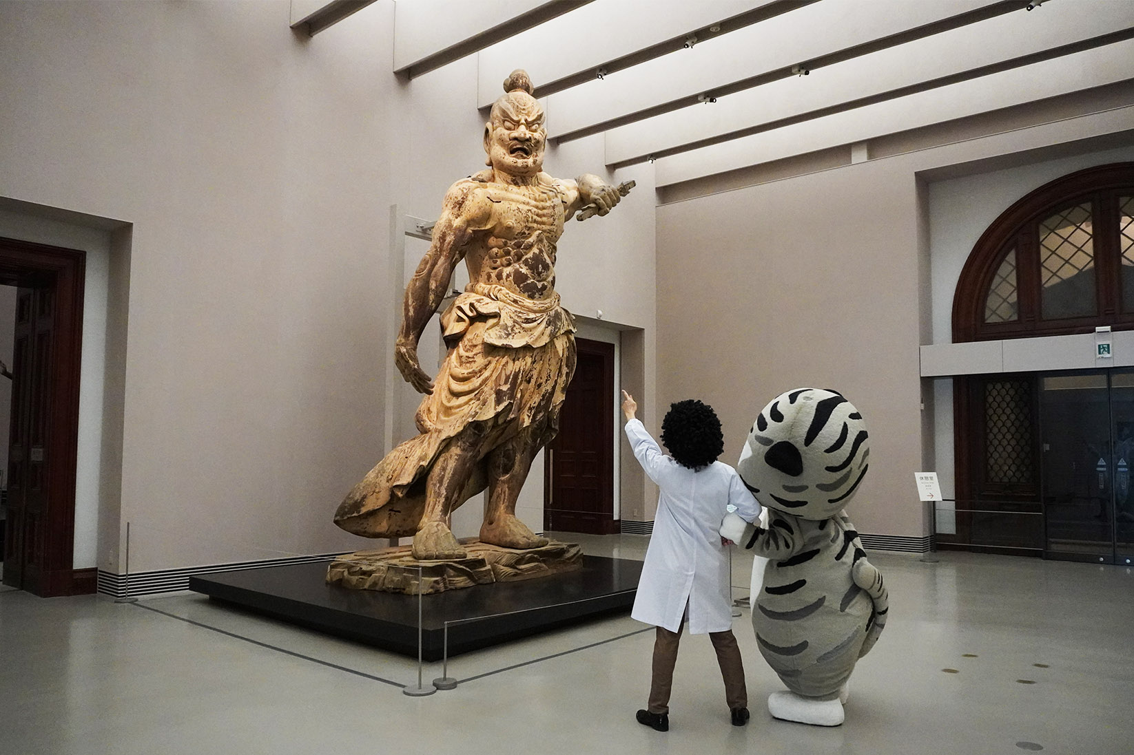 天体観測のように仏像を見上げる2人