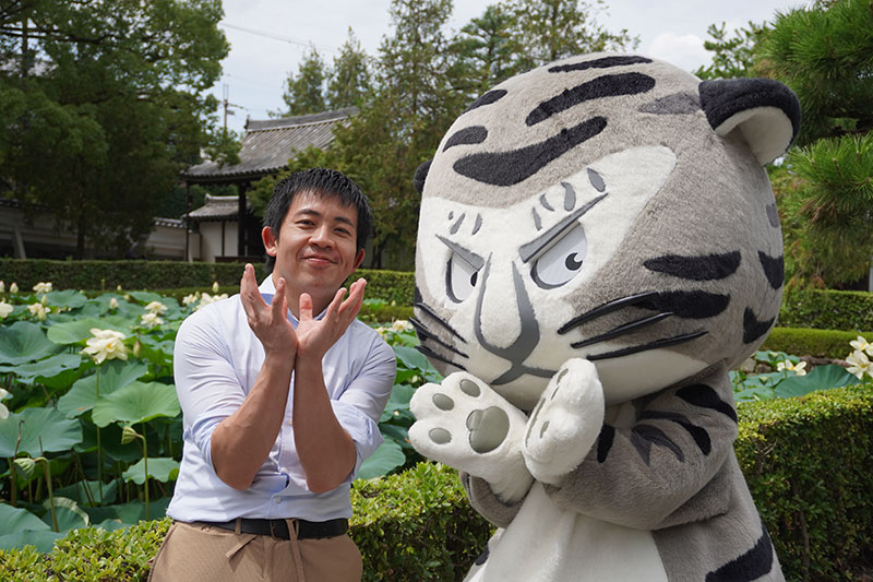 トラりんと森さんと蓮の花