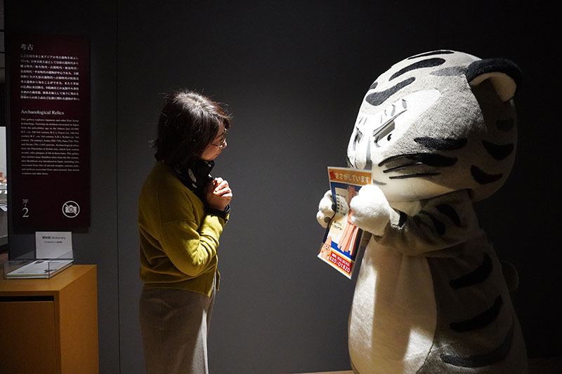 石田研究員が登場、ポスターを見せるトラりんの画像