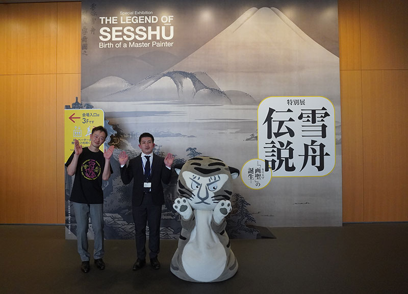 福士研究員・森研究員・トラりんが両手を開いてウェルカムなポーズ
