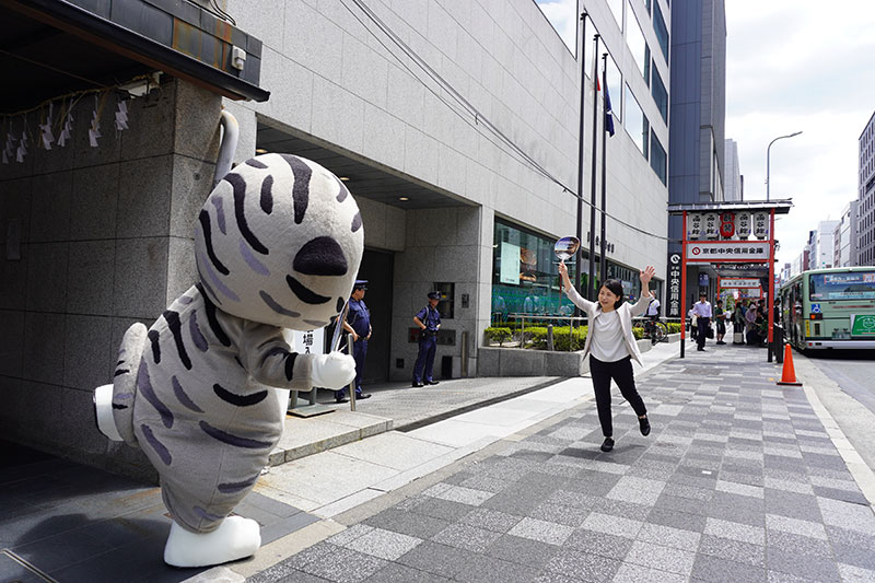 竹下研究員も、うちわを持って登場。京博ではなく京都市内、四条烏丸あたりの路上にて