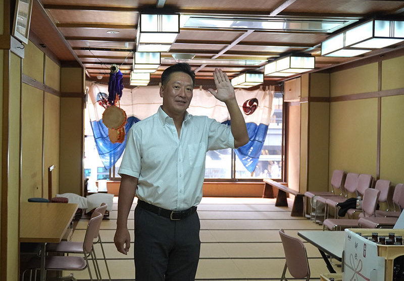 出迎える岡本理事長