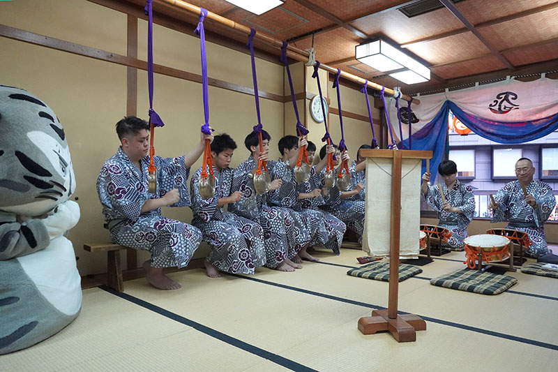 二階囃子の演奏を聴くトラりん