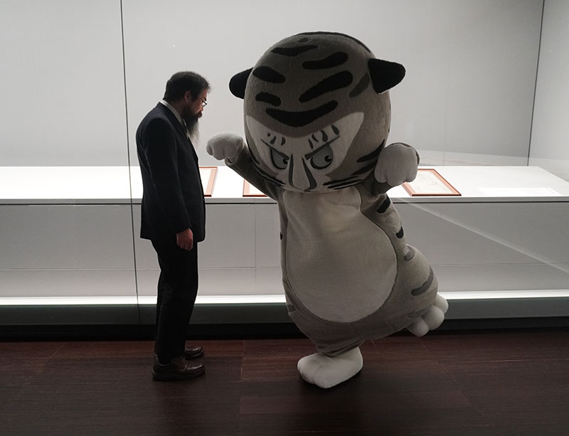 「金剛童子図像断簡」のポーズをまねるトラりん