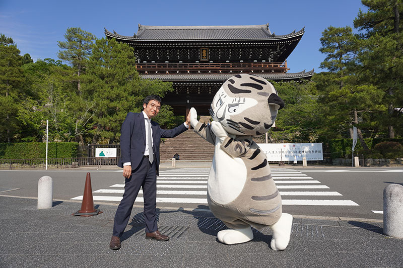 井並研究員とトラりん、ハイタッチ