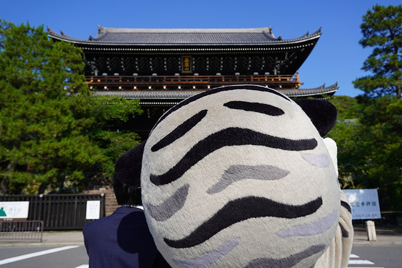 三門を見上げる2人