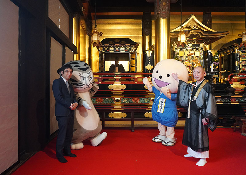 徳川秀忠の厨子の前の4人