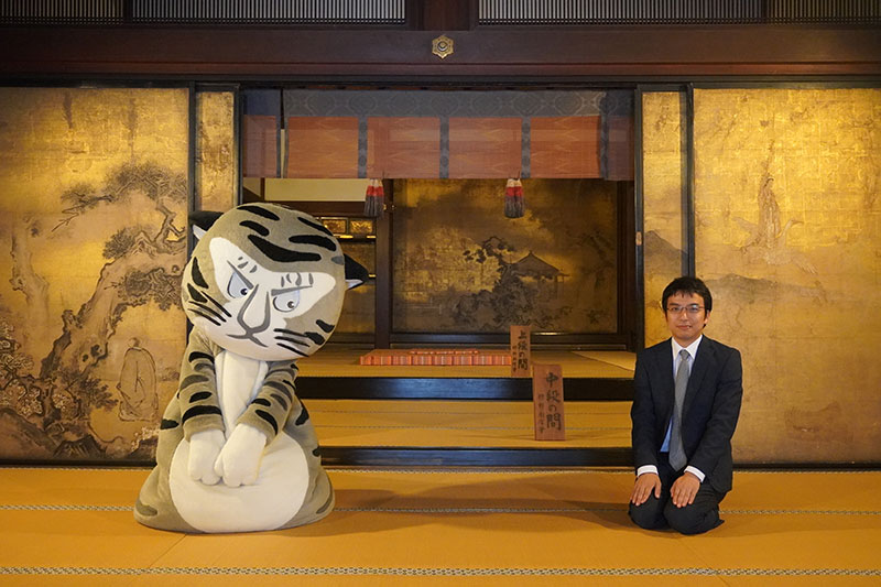 井並研究員、トラりんの横に正座で登場