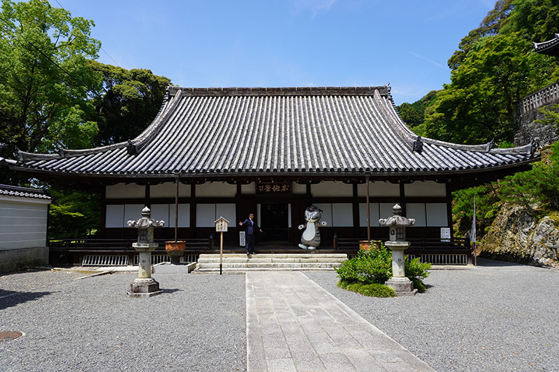 勢至堂前の2人