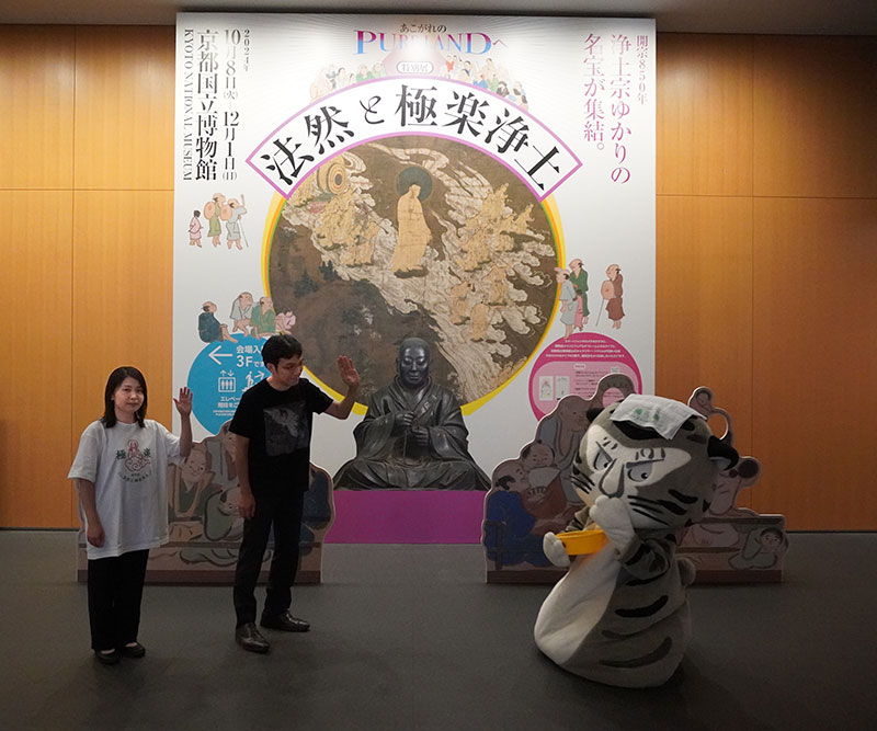 展覧会主担当の井並研究員と副担当の竹下研究員、登場