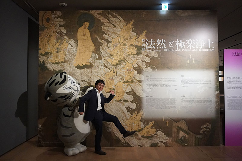 トラりんをおんぶする井並研究員、軽快なステップ