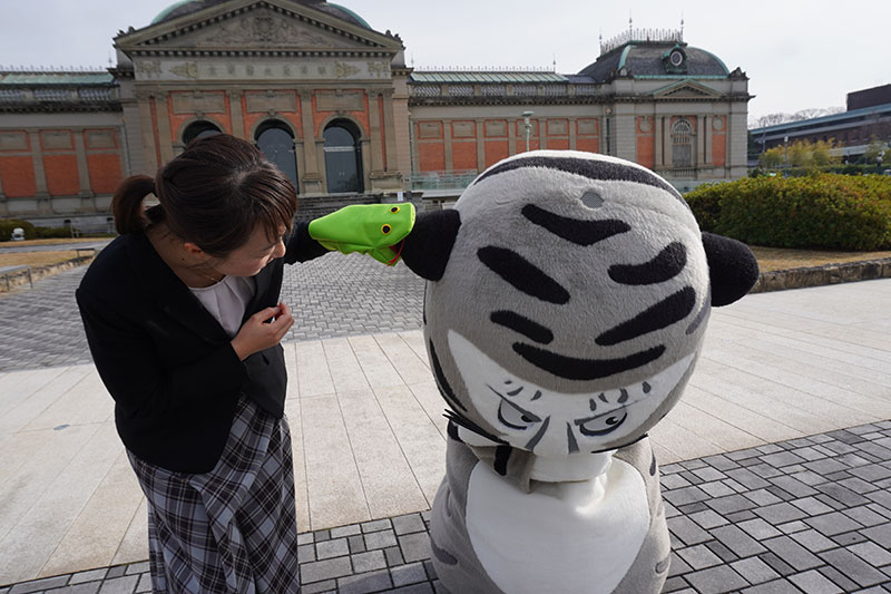 蛇パペットに耳を噛まれて、おびえるトラりん