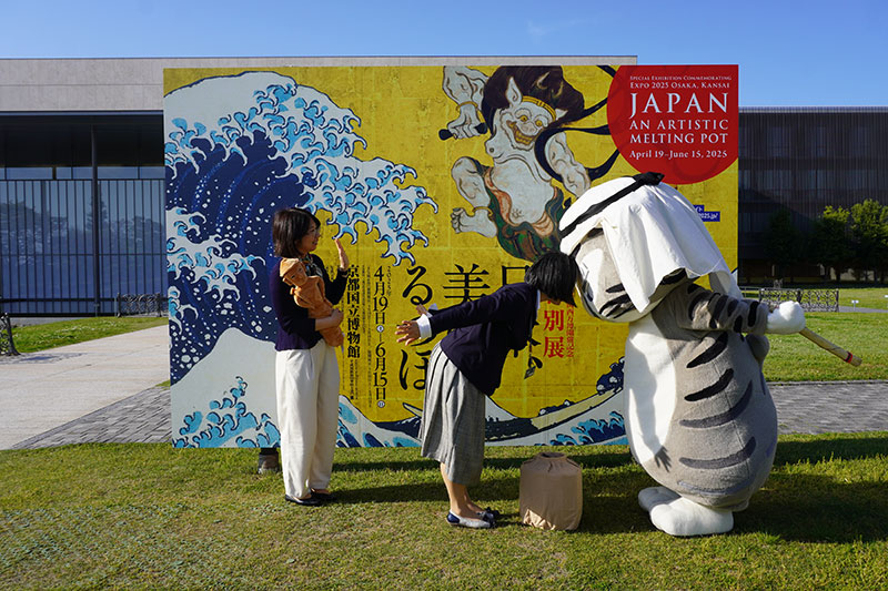永島研究員と石田研究員、芝生上看板前に登場