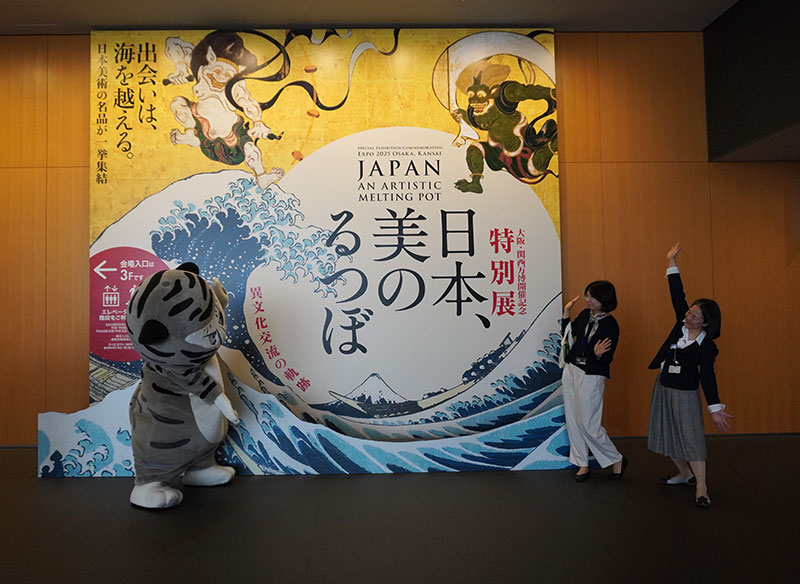 1Fの看板で永島研究員、石田研究員と再会するトラりん