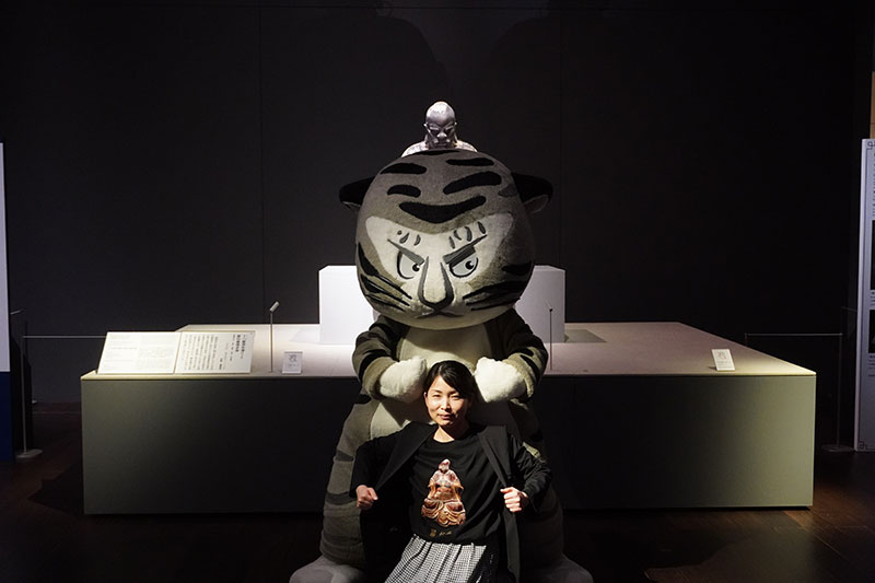 羅怙羅尊者像、トラりん、竹下研究員、羅怙羅尊者像（Tシャツ）が縦に整列