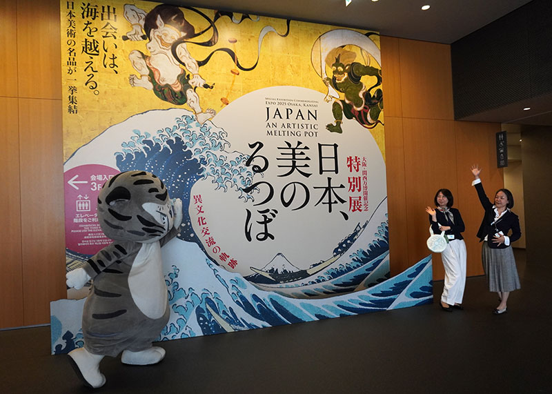 展示室から出てくるトラりんを出迎える2人