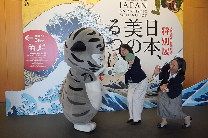 トラりん、芝生上看板前に登場