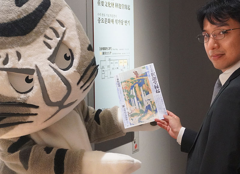 チラシを持つ二人