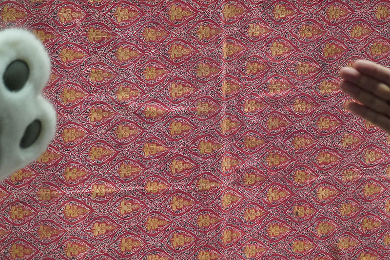 「赤木綿地菩薩文様更紗敷物」拡大