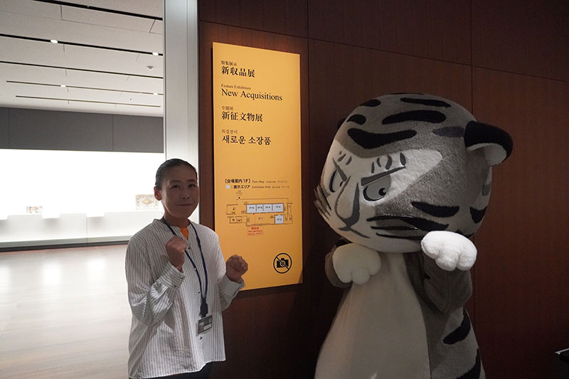展示室の前のトラりんと山内研究員