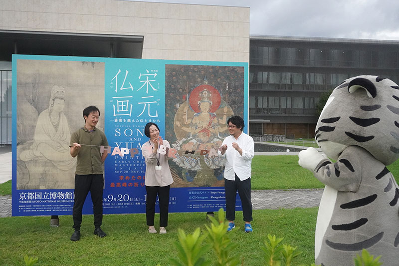 森橋・上杉・福士三研究員、「HAPPY BIRTHDAY」の札をもって登場