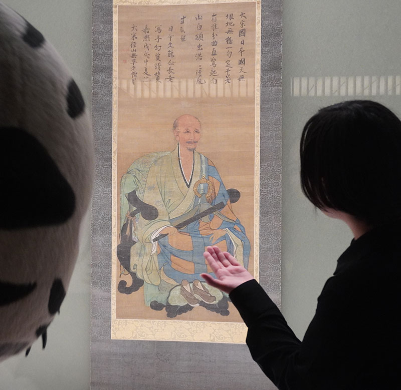 「無準師範像」を間近で鑑賞する二人