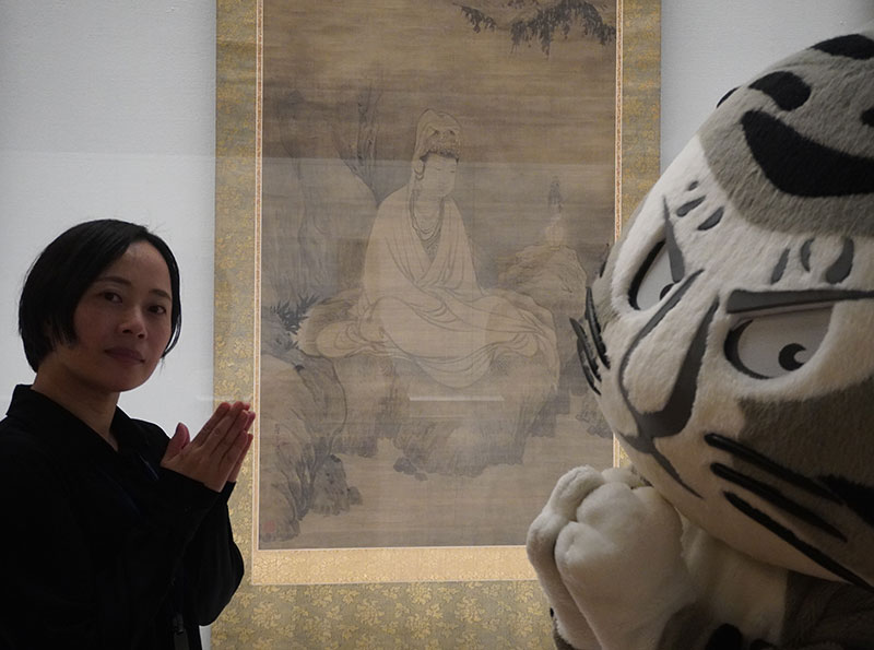 「観音猿鶴図」中幅に手を合わせる二人