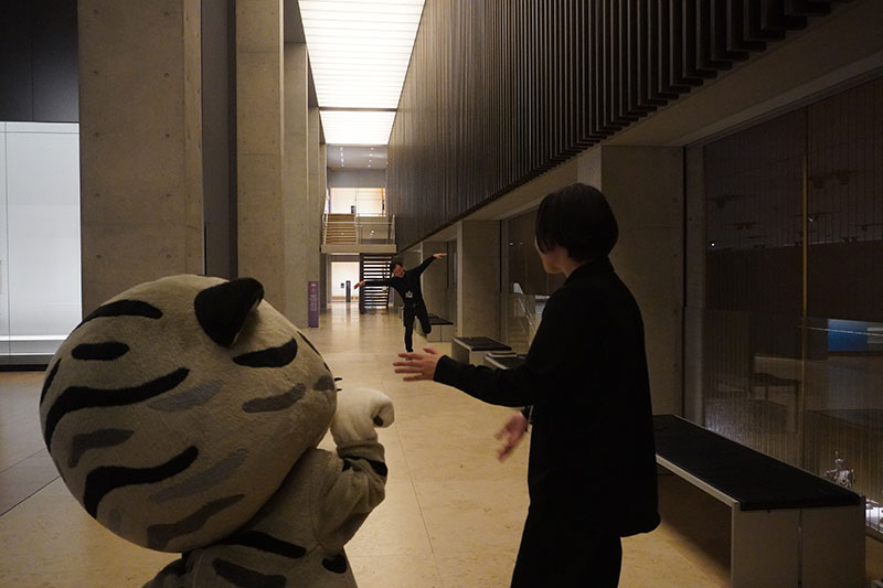 福士研究員、鶴のごとく羽ばたきながら登場