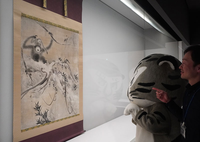 「枯木猿猴図」を眺める二人